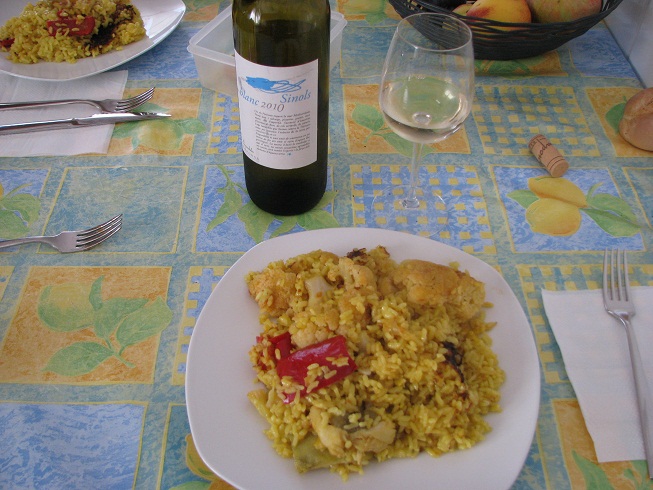 Y para acompañar un vinito de Empordalia, sencillito pero rico: Sínols 2010