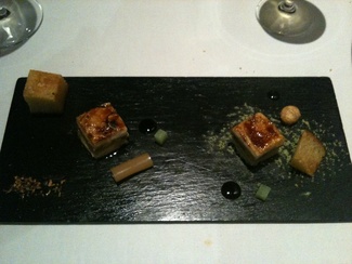 Terrina de foie con queso de cabra y manzana grand smith con brioche de frutos secos y pimienta de sichuan
