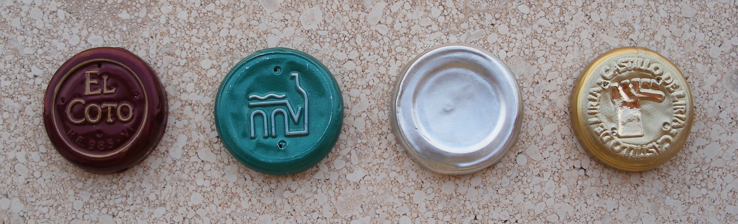 El Coto Crianza 2007 (Rioja), Viñas de Calles Roble 2008 (Valencia), La Llàgrima de Barranc de L'Infern (sin D. O.) y Castillo de Liria Semiseco 2010 (Valencia).