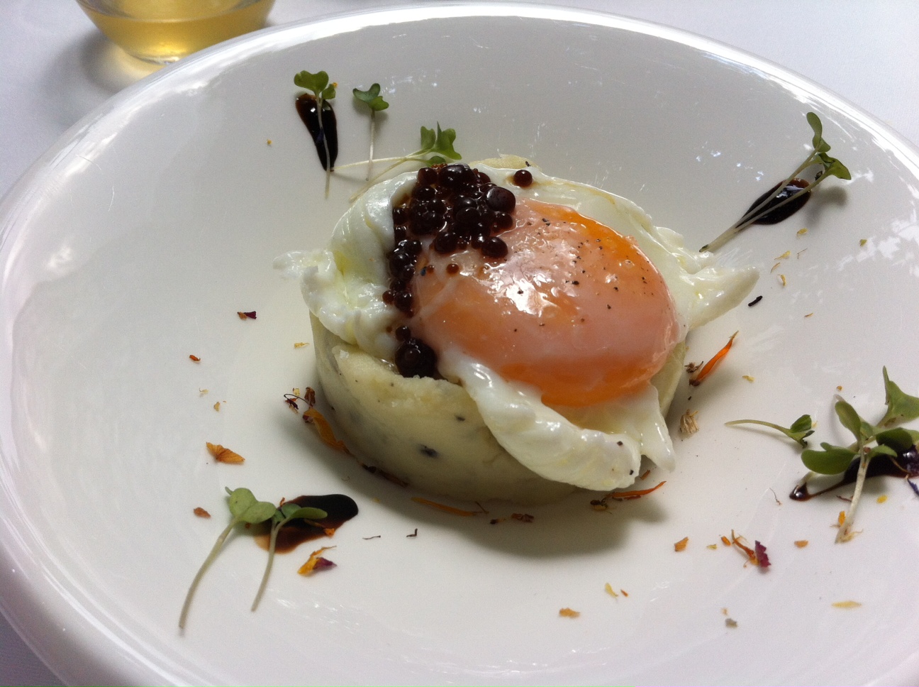 Almar en Gandia Puré trufado con escalope de foie y huevo escalfado con caviar de boletus