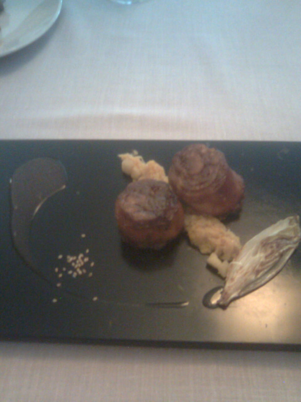 Abantal Cochinillo ibérico crujiente con naranjas a la mostaza y endibia braseada