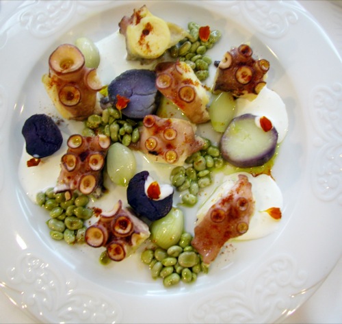 Restaurante Eguzki Pulpo con all i oli ligero de cebollino, habitas y otras verduritas