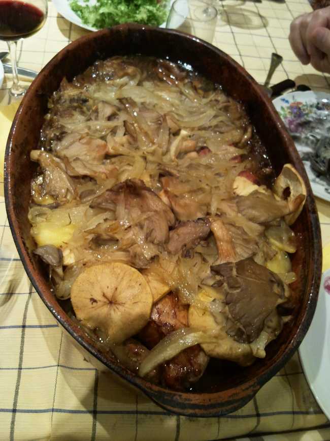 Unos solomillos de cerdo con setas y manzana.