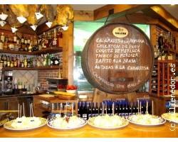 Txalaparta en Barcelona La barra, cuando tenía los jamones colgados.
