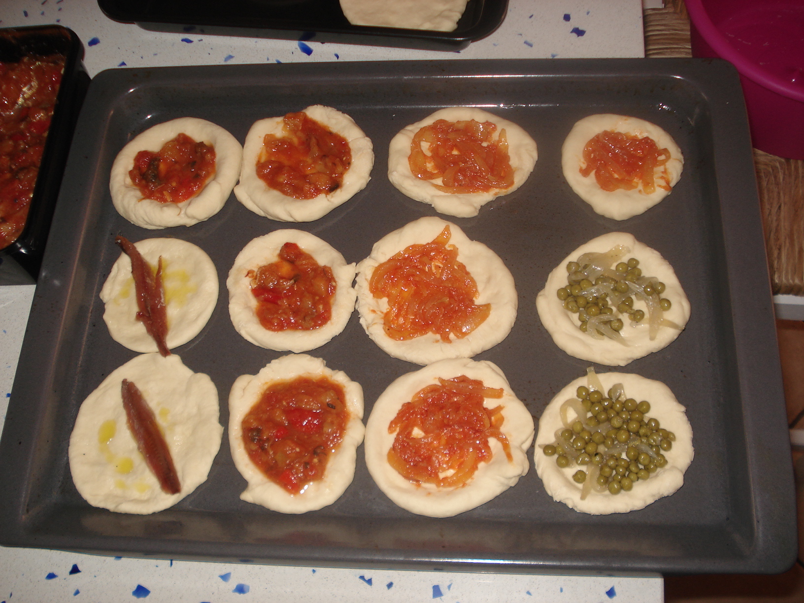 Con anchoas, pisto, cebolla con tomate y cebolla con guisantes