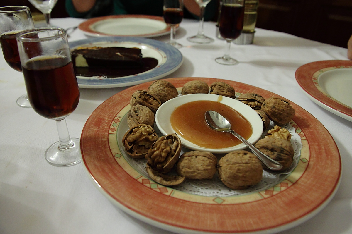 Mariola en Agres Nueces con miel y mistela