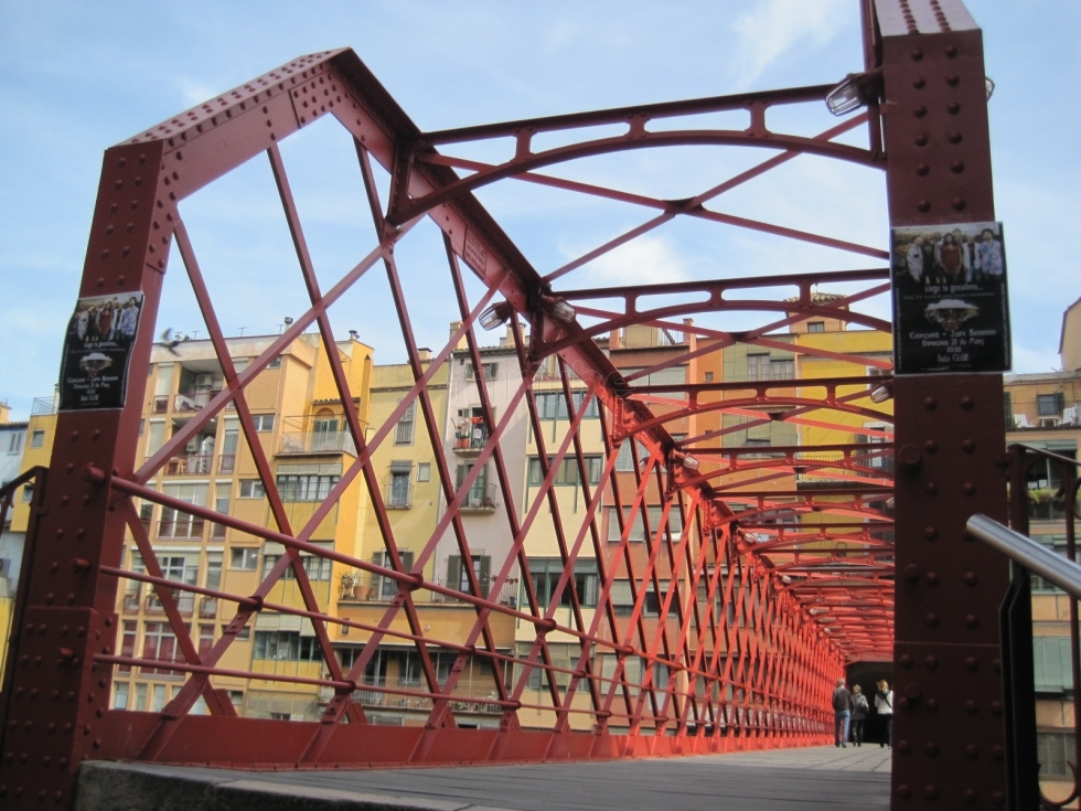 Restaurante Bar- La Fruiteria  Puente sobre el rio Onyar construido por los hermanos Eiffel
