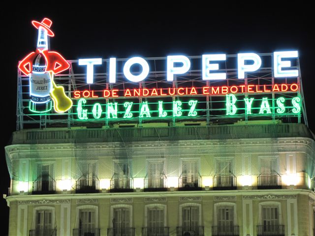 vino fino tio pepe cartel luminoso
