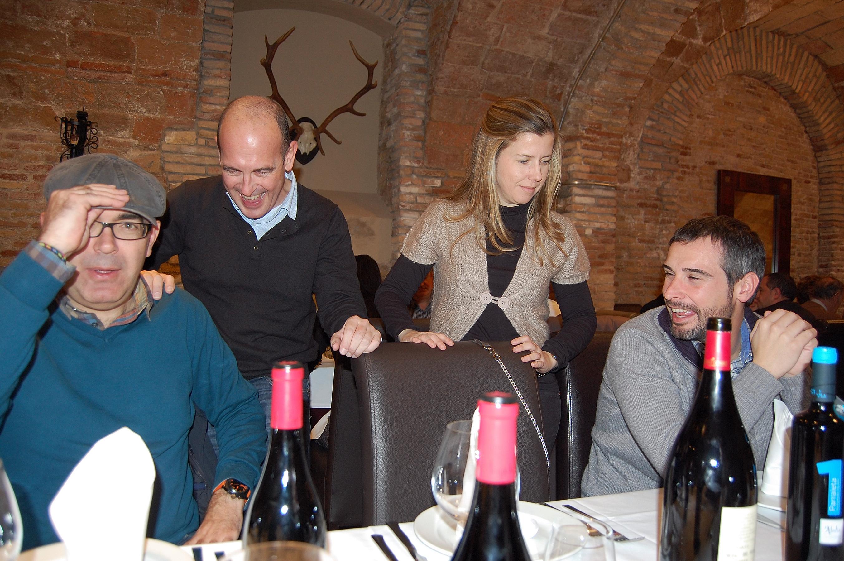 No se quería quitar la gorra el tío...