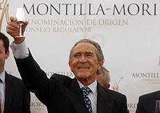 Aquí te dejo una foto de cuando nombraron a Antonio Gala embajador de honor de los vinos de Montilla-Moriles :-)