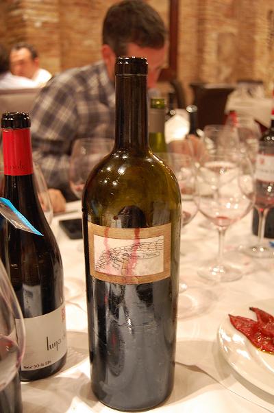 La lágrima tinta la botella...