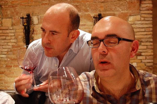 Con los tintos Aurelio a punto de levitar, suerte que Pablo lo sujetaba...