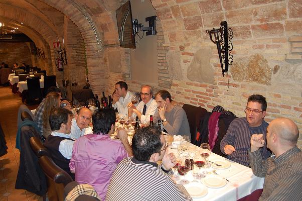 Todavía naide había sacado el arpa, y se echaba en falta.