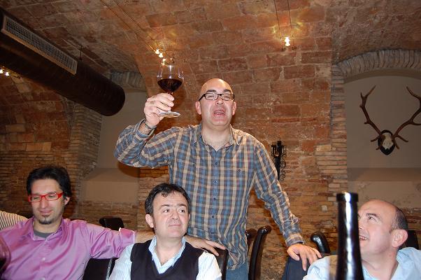 Aurelio empezó a cantar un ajota, pero no le dejamos.