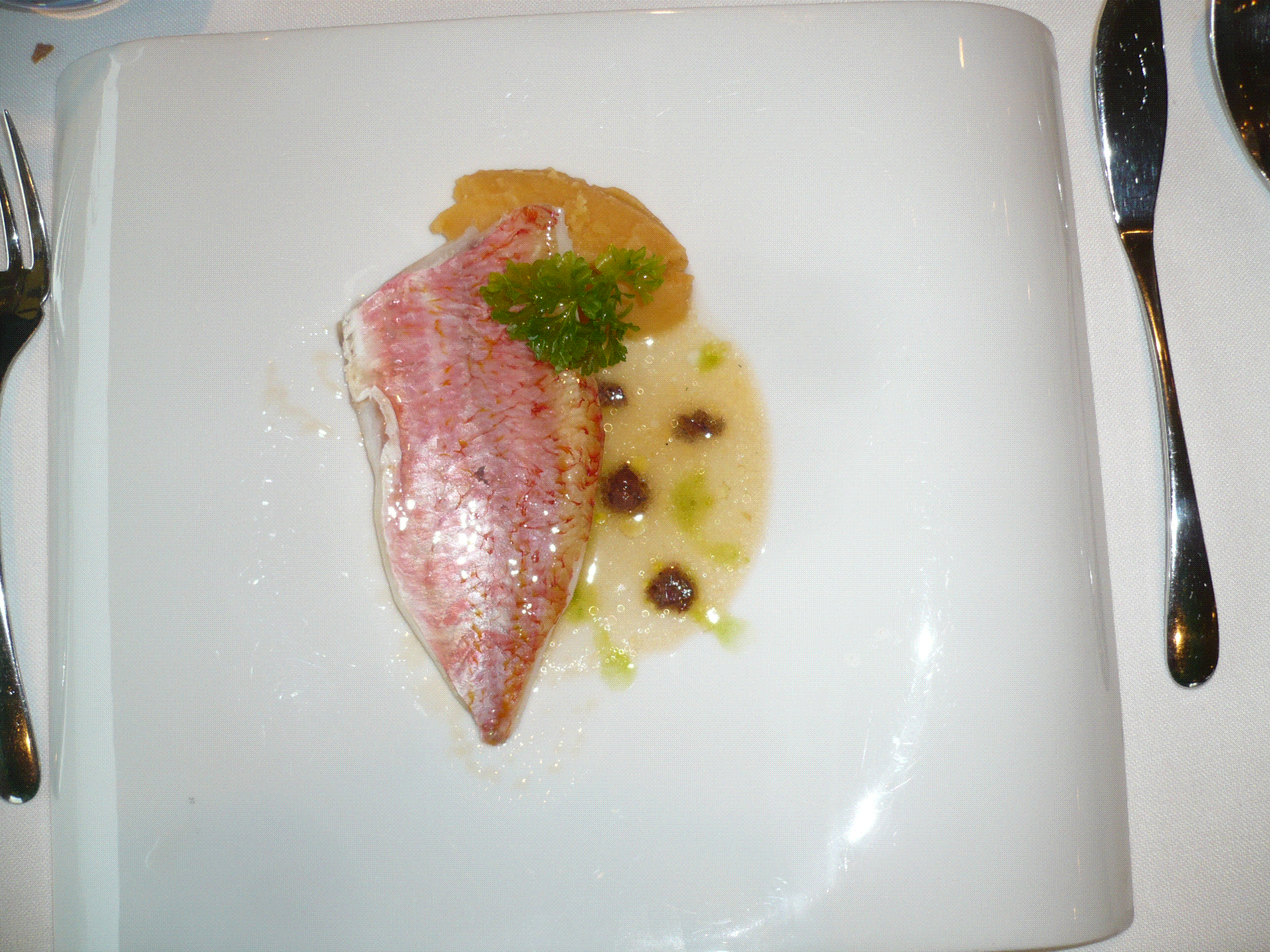 Solana Salmonete con jugo de sus espinas y pure de sus higados