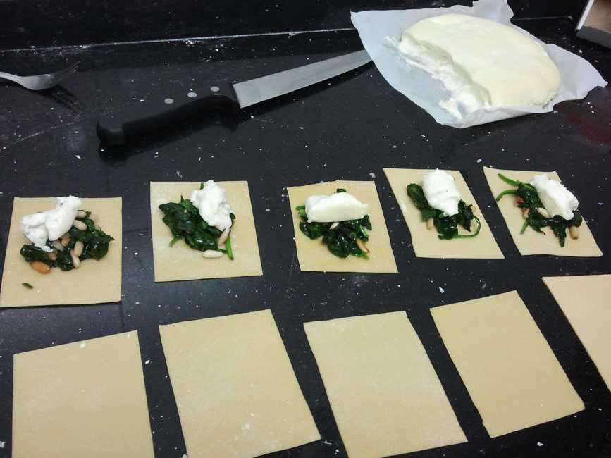 Aquí rellenando los tortellinis de espinacas y piñones con dos tipos de queso, gorgonzola y Las Garmillas.