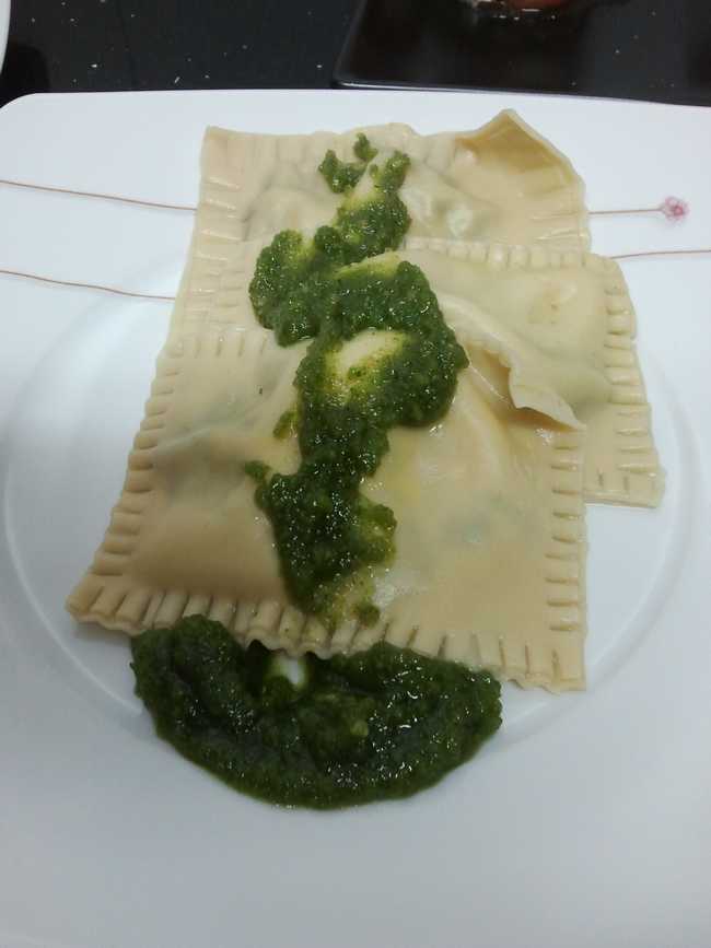 Terminados, con una salsa de nueces, ajo y perejil.