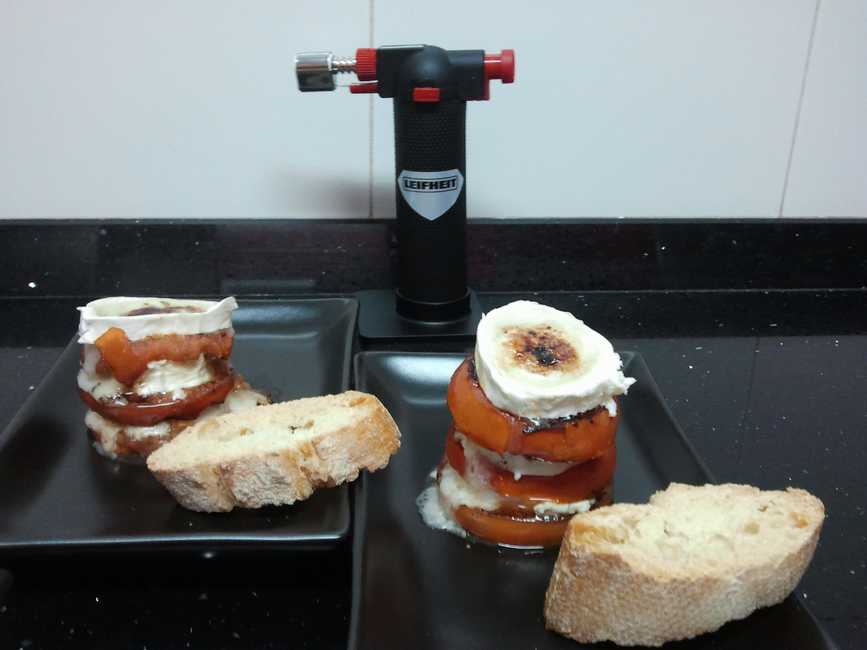 Y para estrenar el soplete, milhojas de tomate a la plancha y rulo de cabra gratinado.