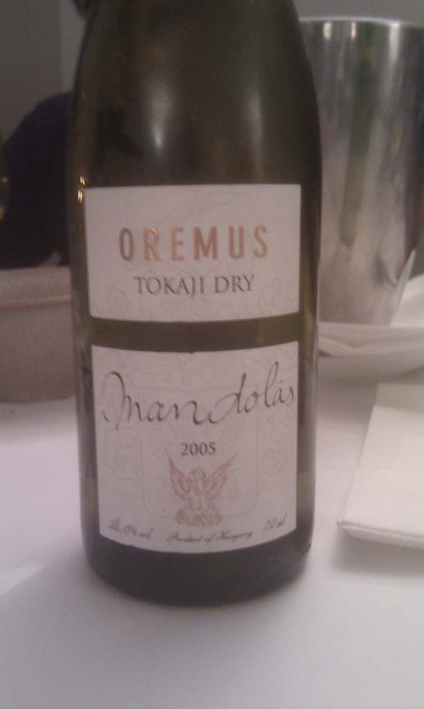 Complejo, excelente este Tokay seco, gusto mucho.