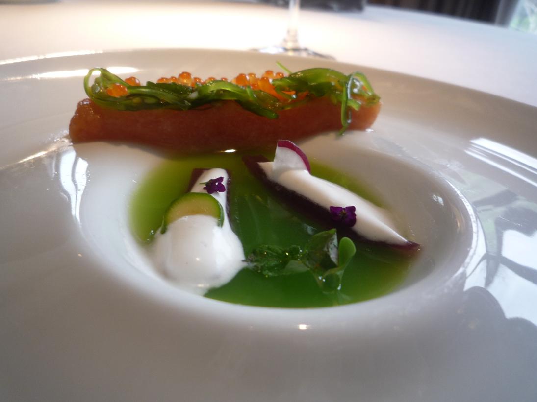 Restaurante Martín Berasategui Salmon salvaje con pepino liquido y cebolleta a los frutos rojos y rabano