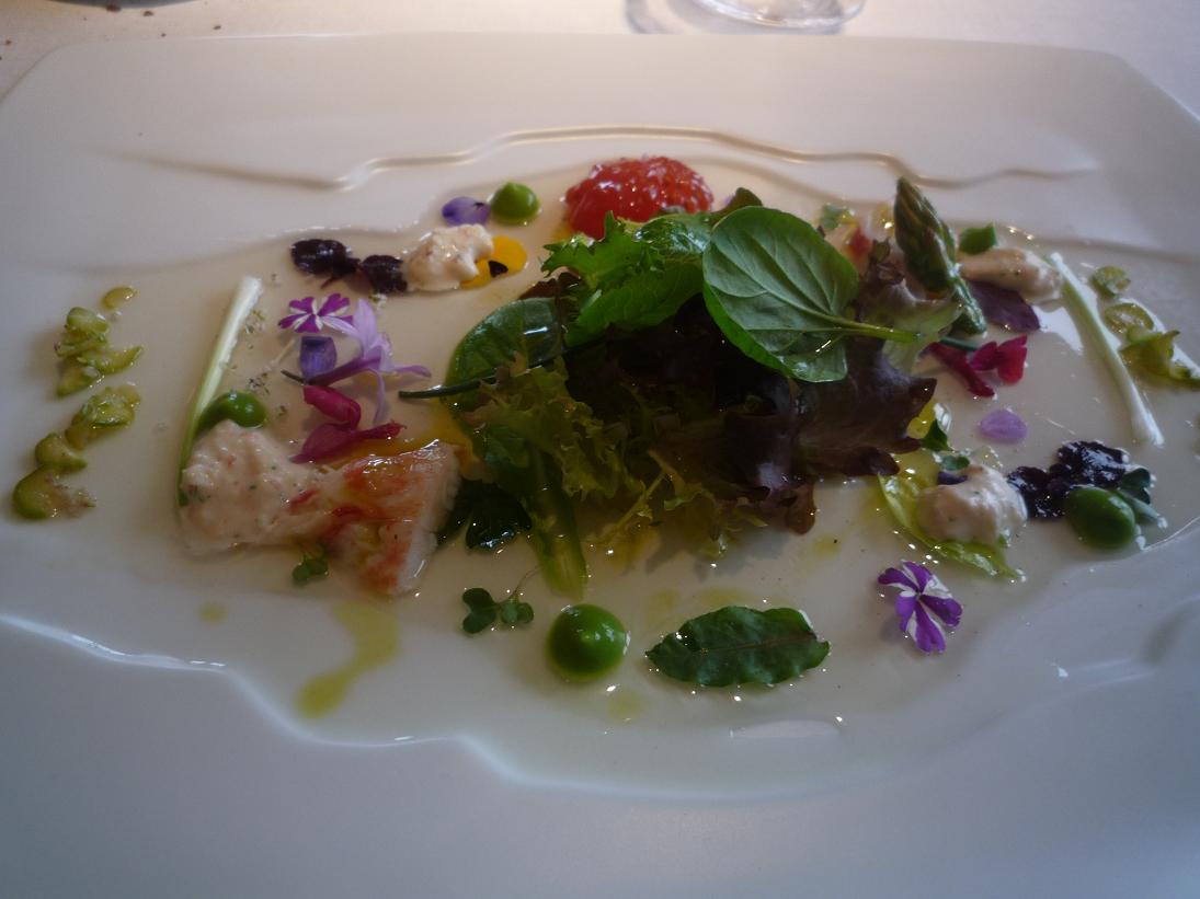 Martín Berasategui Ensalada tibia de tuetanos de verdura con marisco , crema de lechuga de caserío y jugo yodado