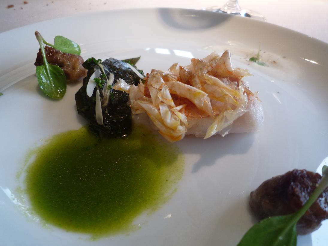 Martín Berasategui en Lasarte Salmonetes con cristales de escamas comestibles , rabo y una ensalada marina con sésamo y frutos secos