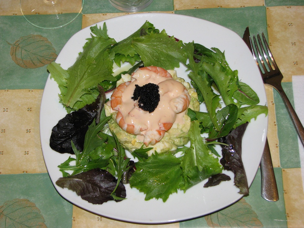 Timbal de aguacate y langostinos