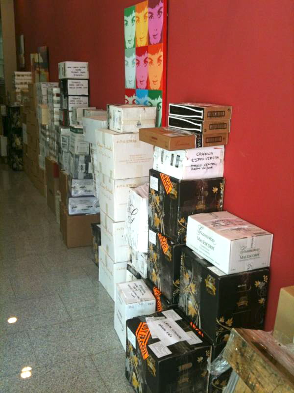 Cajas de vinos esperando para ir al 11º Encuentro Verema