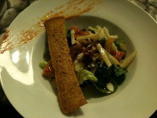 Ensalada de Tomates Confitados en Aceite de Hierbaluisa y Bastones de Queso Manchego 1605 Artesano de Leche Cruda, Aliño de Albahaca y Porto Blanco , Sal de Jamón Ibérico de Guijuelo, Jengibre Escarchado y Frutos Secos
