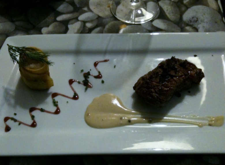 Restaurante en Valencia Cube Roll de Ternera Gallega a la Brasa con Salsa de Pimienta de Sichuan y Lagavulin con Parmentier de Humo.