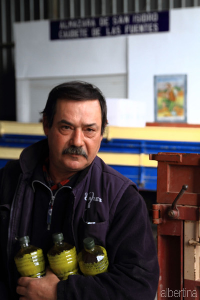 Socio con 3 botellas de aceite frío
