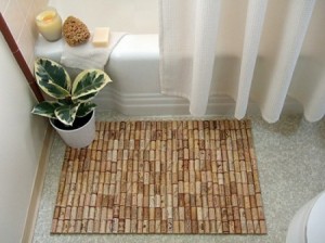 Alfombra de baño con corchos usados
