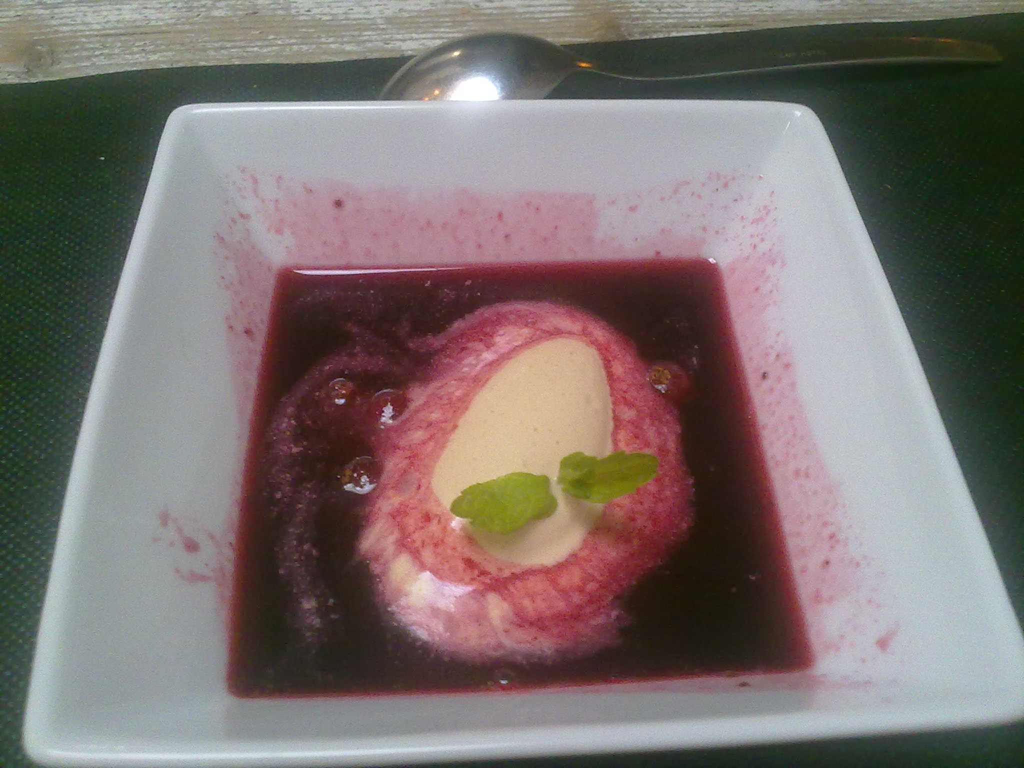 Trenca Dish en Valencia Sopa de frutas del bosque.