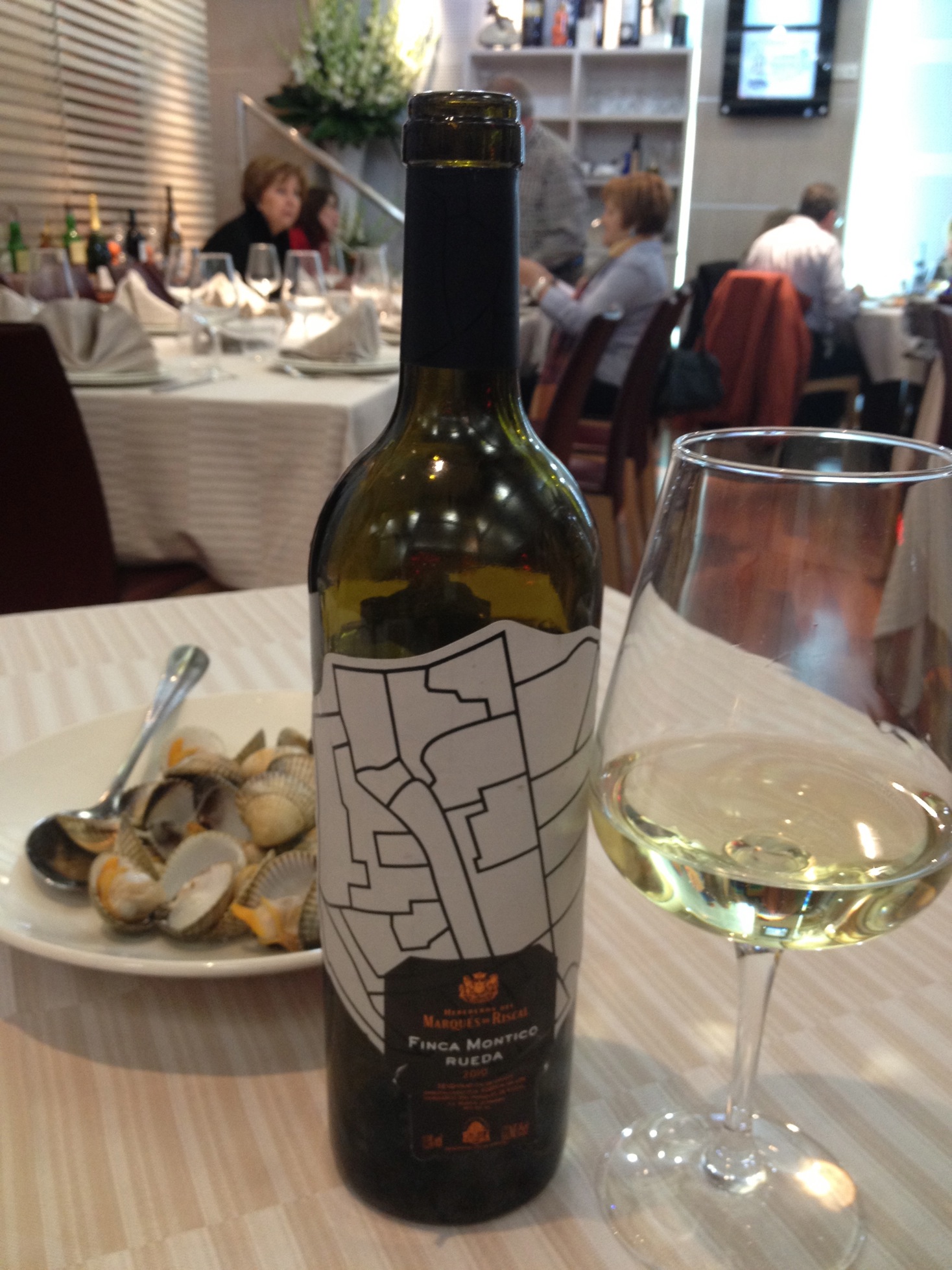 Virgen del Mar en Murcia Finca Montico 2010 con un buen plato de berberechos