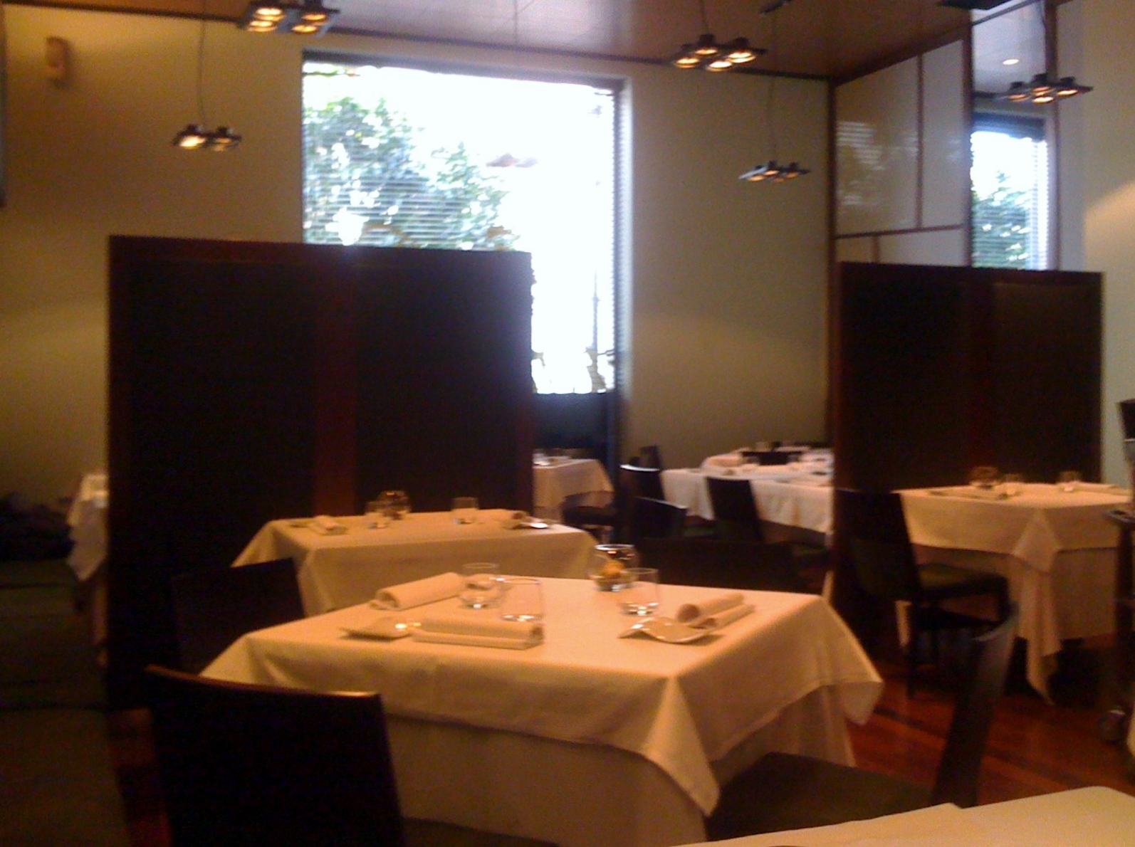 Deslumbrante contraste de luz y madera