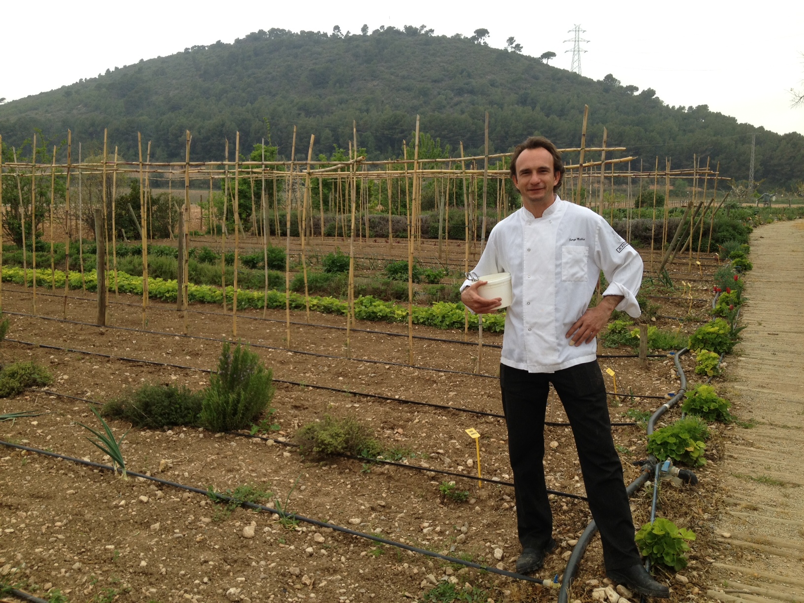 Sergi Millet en el huerto del Restaurante Mas Rabell de Torres