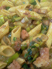 receta penne rigate con bacon y puerros