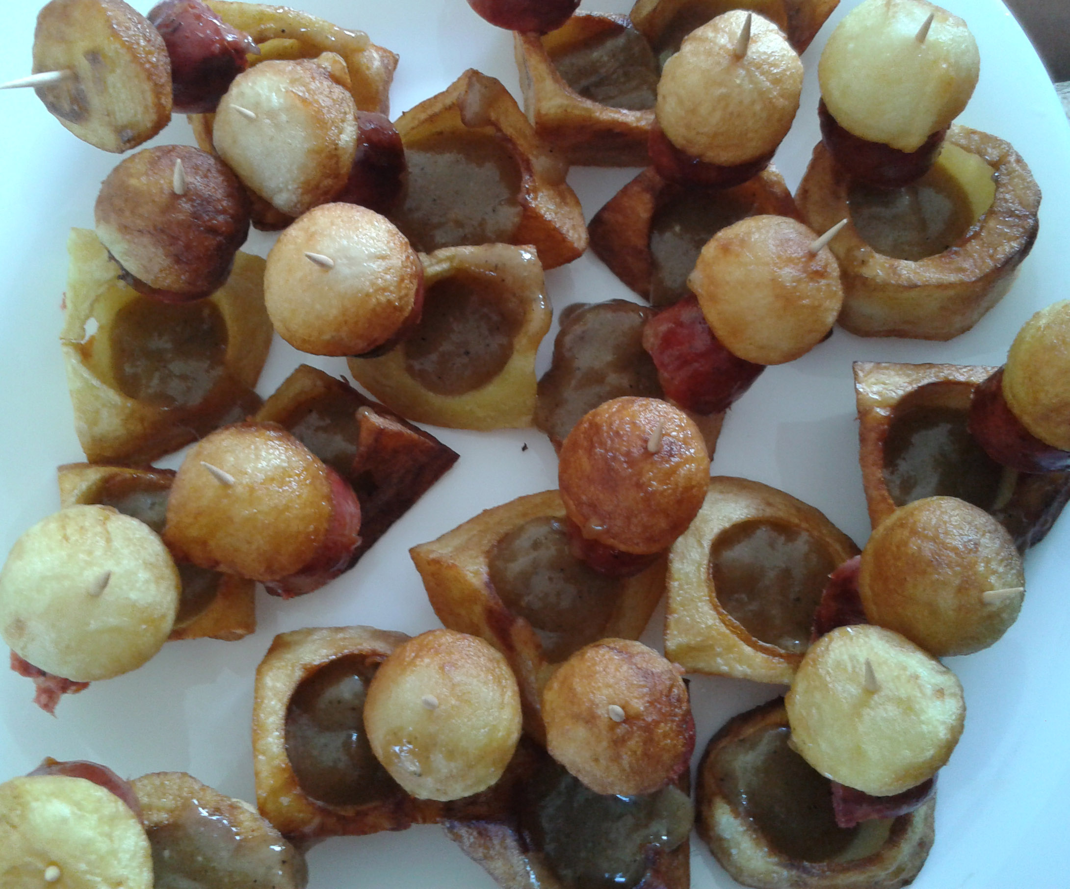 Patatas con bolita, chorizo y salsa barbacoa (inesperada)