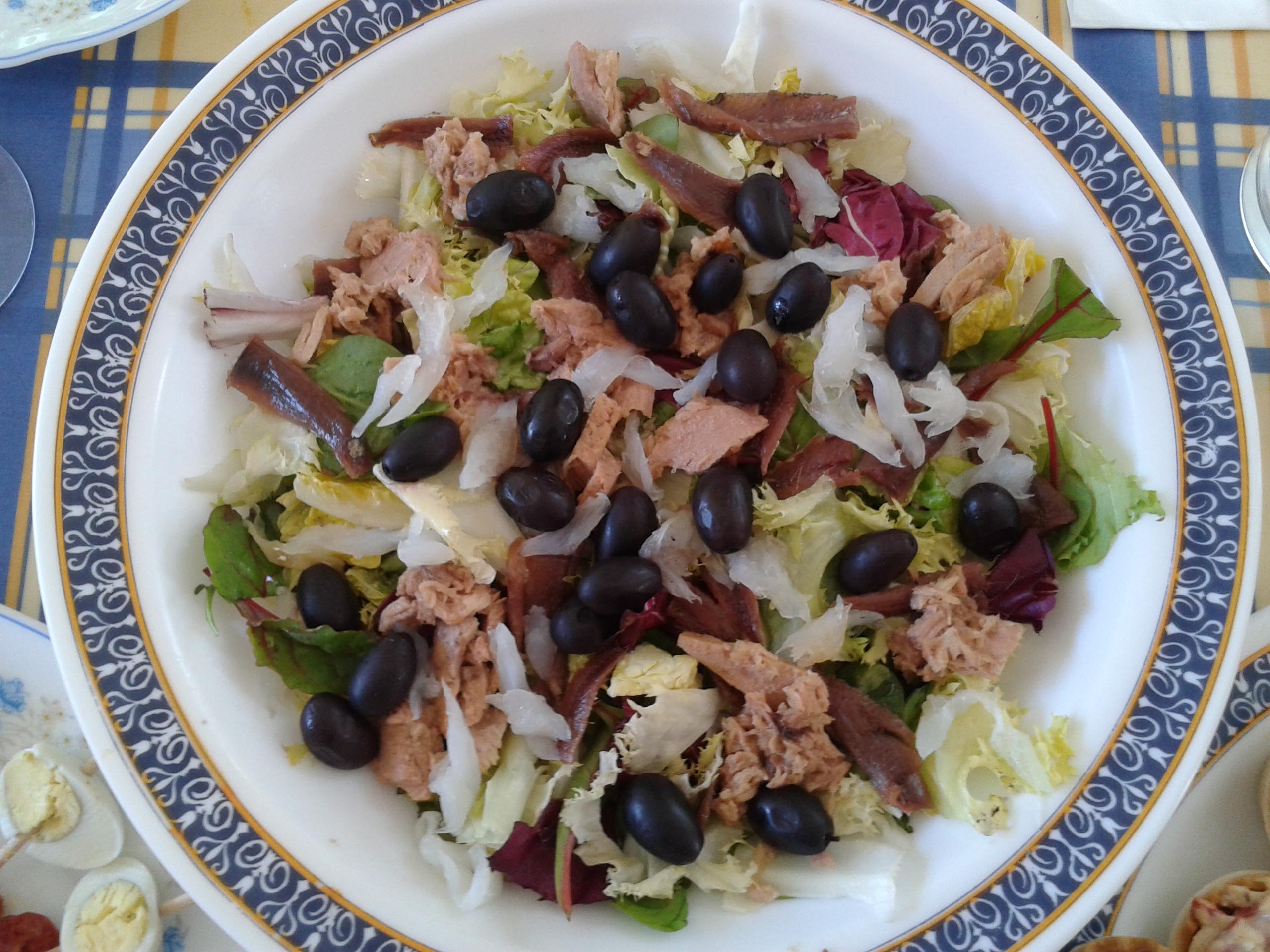 Ensalada Xató con salsa Romesco