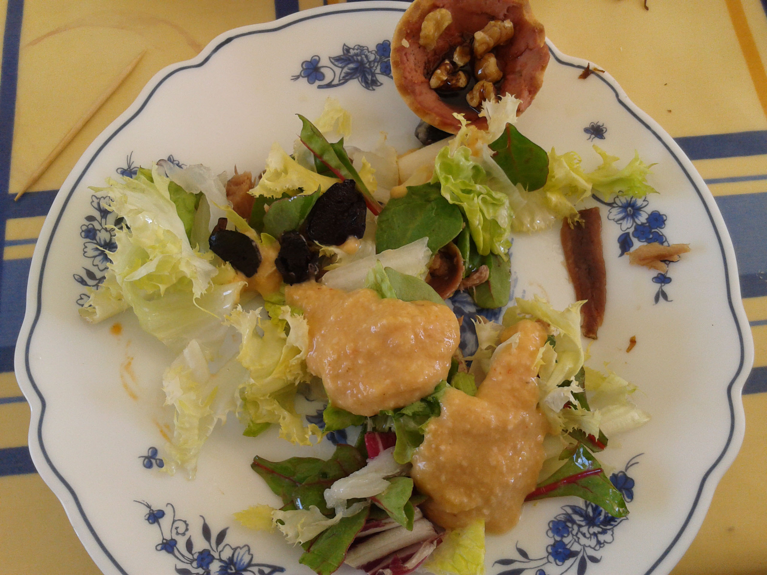 Ensalada Xató con salsa Romesco