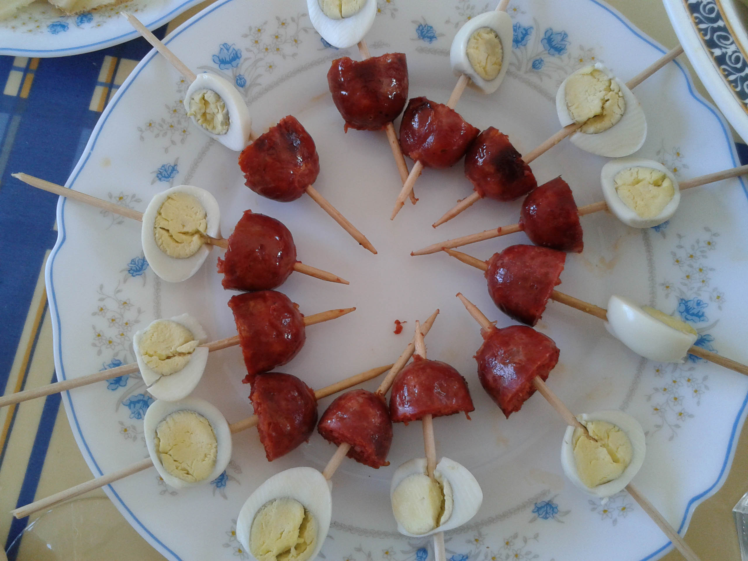 Chorizos a la sidra con huevo de codorniz