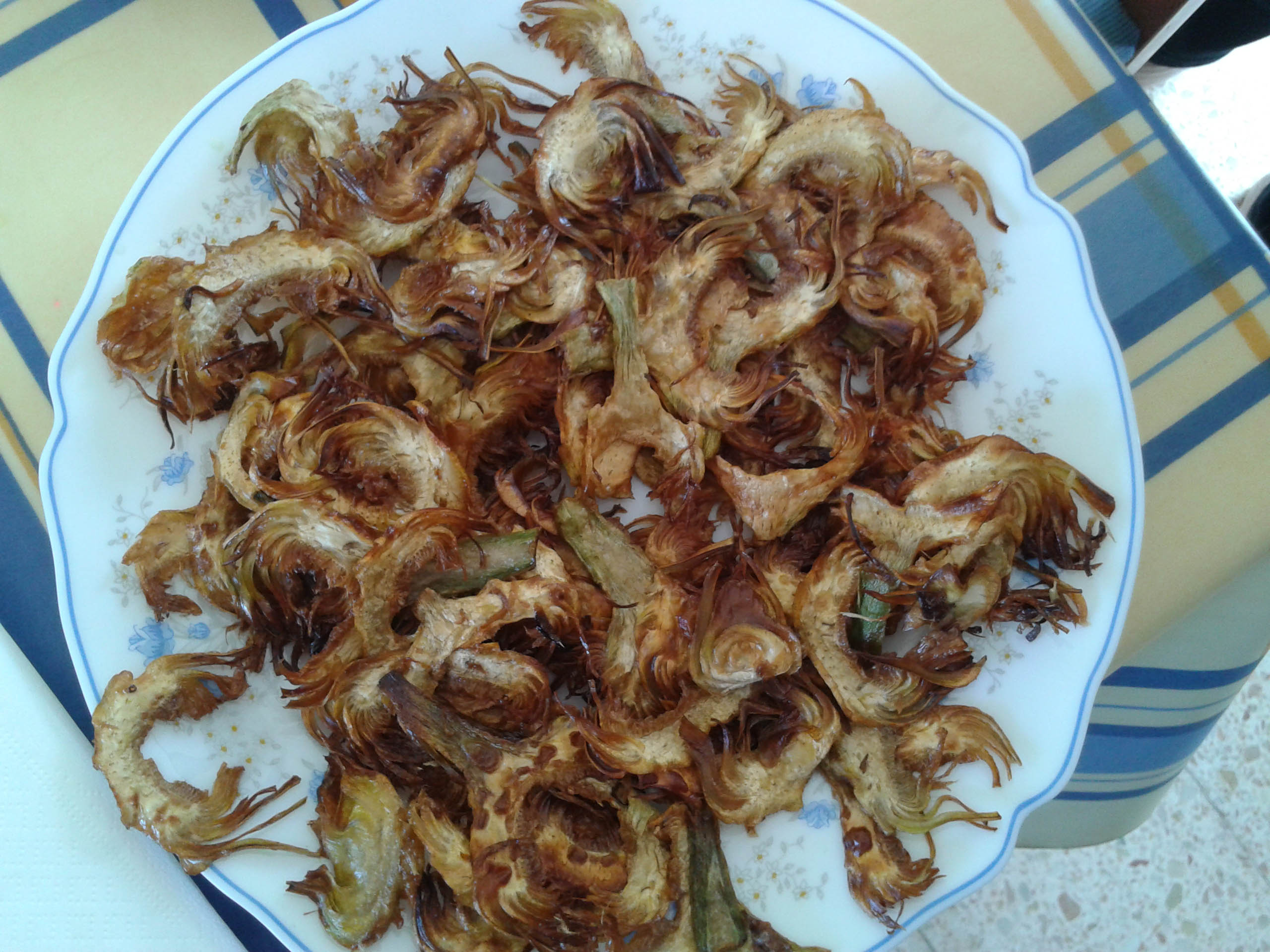 Chips de alcachofa con salsa Romesco
