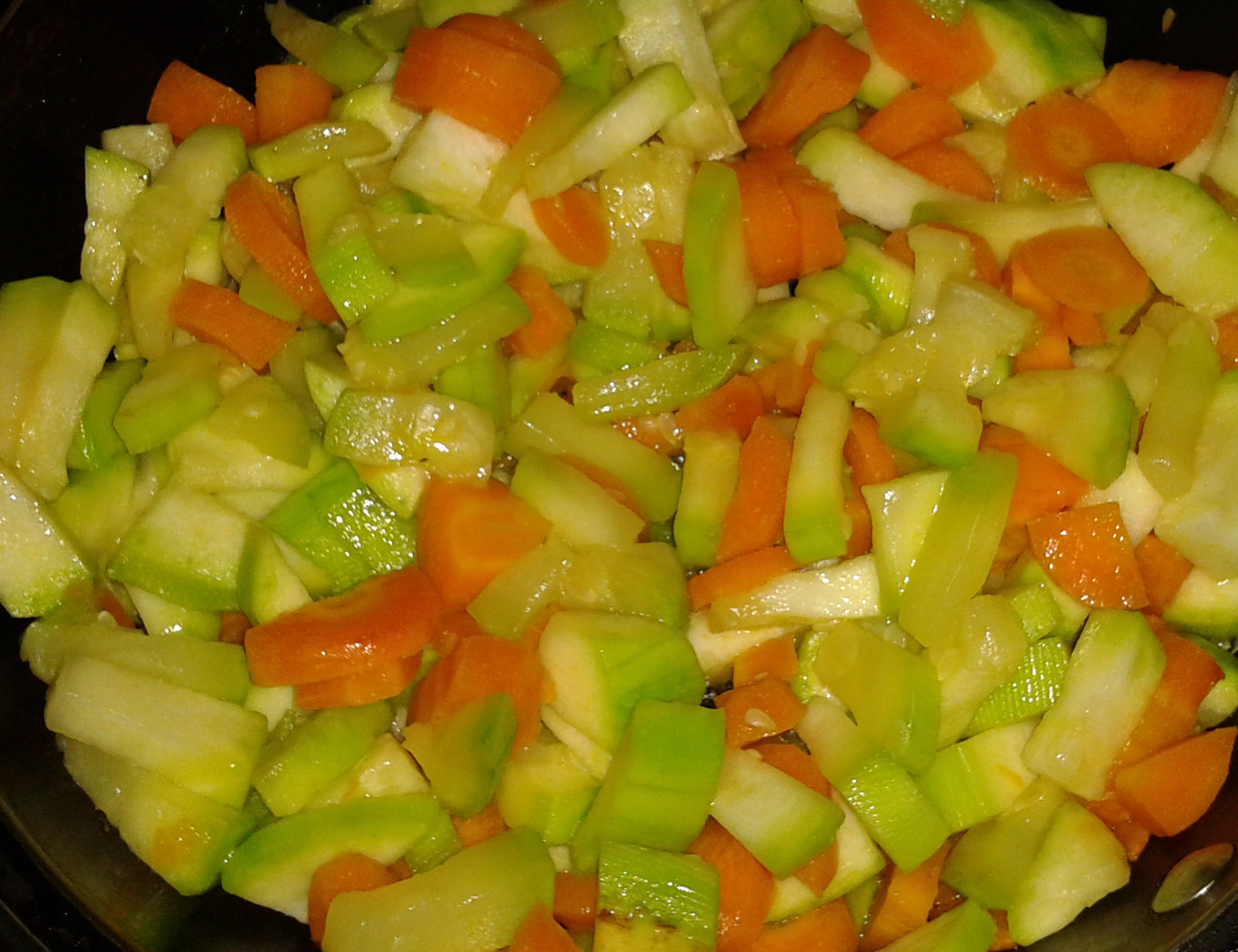 Primero se sofrie el calabacín con la zanahoria