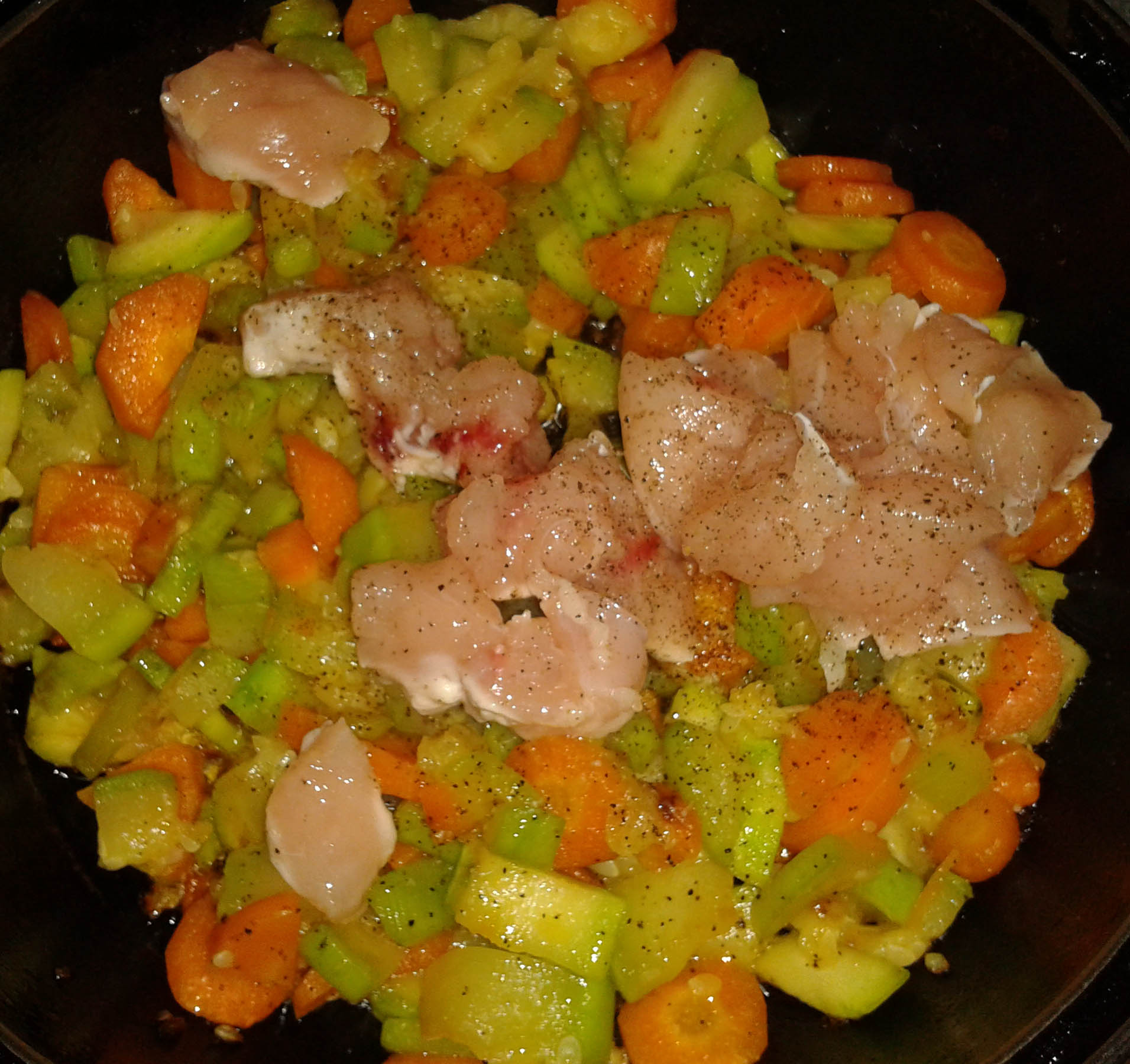 Cuando está más o menos hecho añadimos el pollo a dados salpimentado