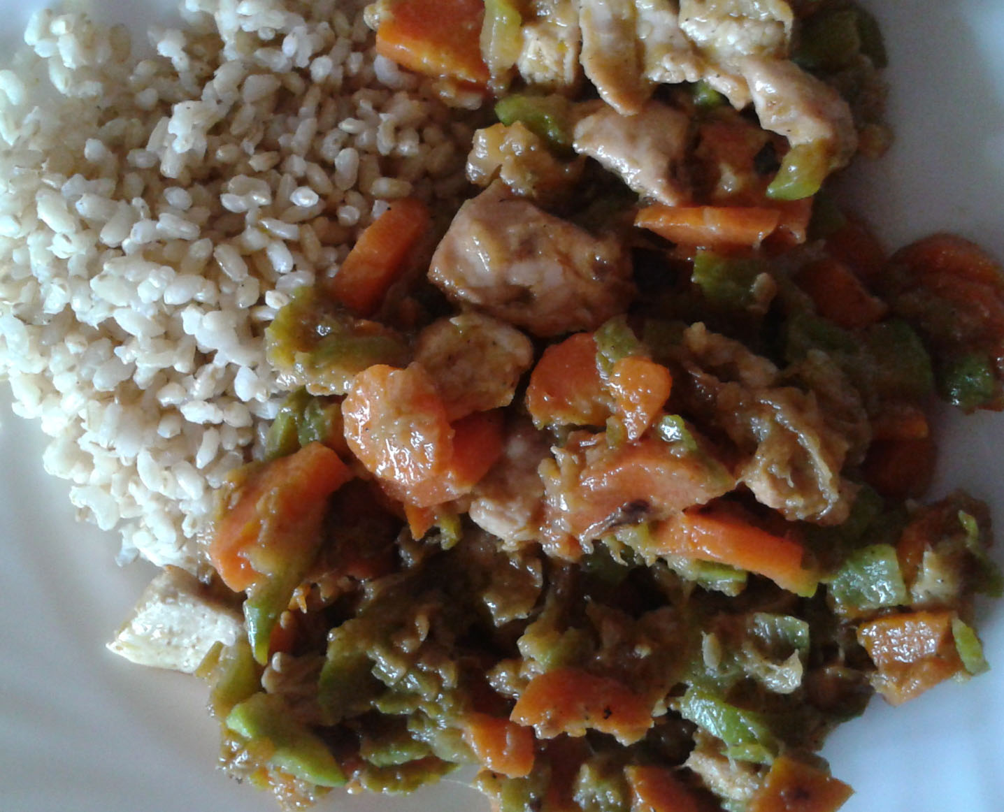 Arroz con pollo, calabacín y zanahorias