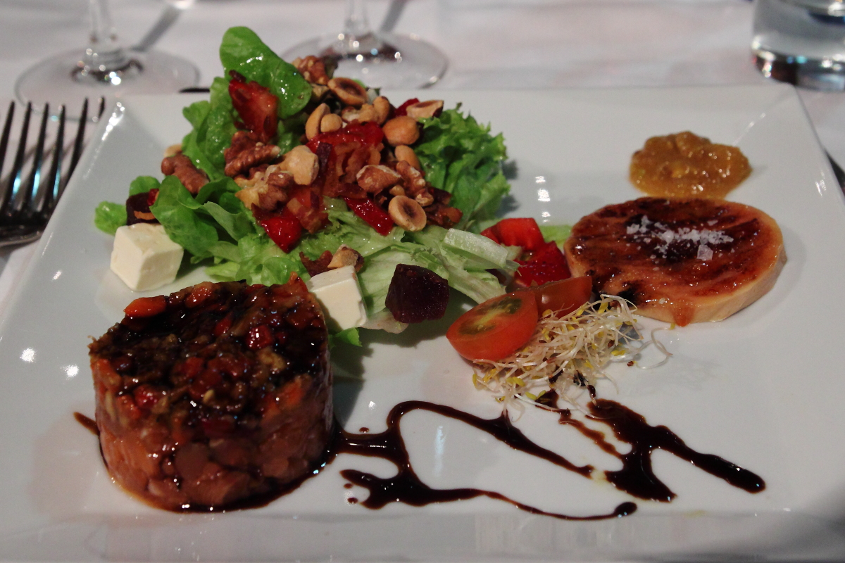 Restaurante en Tarragona Bouquet de ensaladas con queso feta y membrillo, tartar de salmón confitado y escalibada y foie curado a la sal 8/10