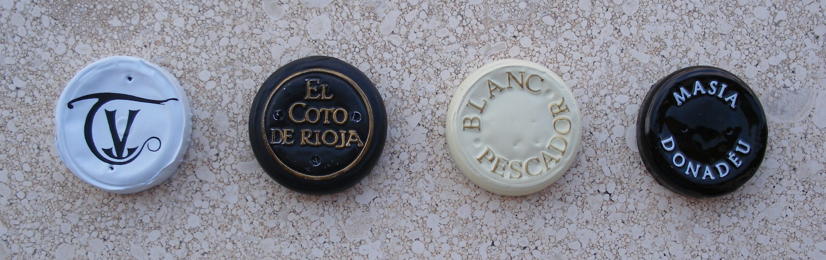 O3 Chardonnay Barrica 2010 (Manchuela), Coto Mayor Crianza 2006 (Rioja), Blanc Pescador (sin D. O.) y Masia Donadèu Blanco (sin D. O.).