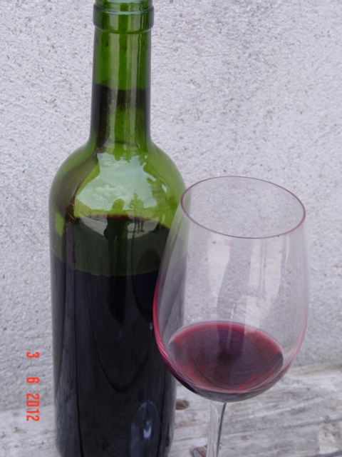 Tinto-Las cinco en punto, por sus cinco variedades de uva, una coordinación entre dos viticultores Fabio Bartolomei y Nacho bueno. acalorada entrada en boca con final sencillo, redondo y fino, sin acidez, para acompañar con un buen chuletón.