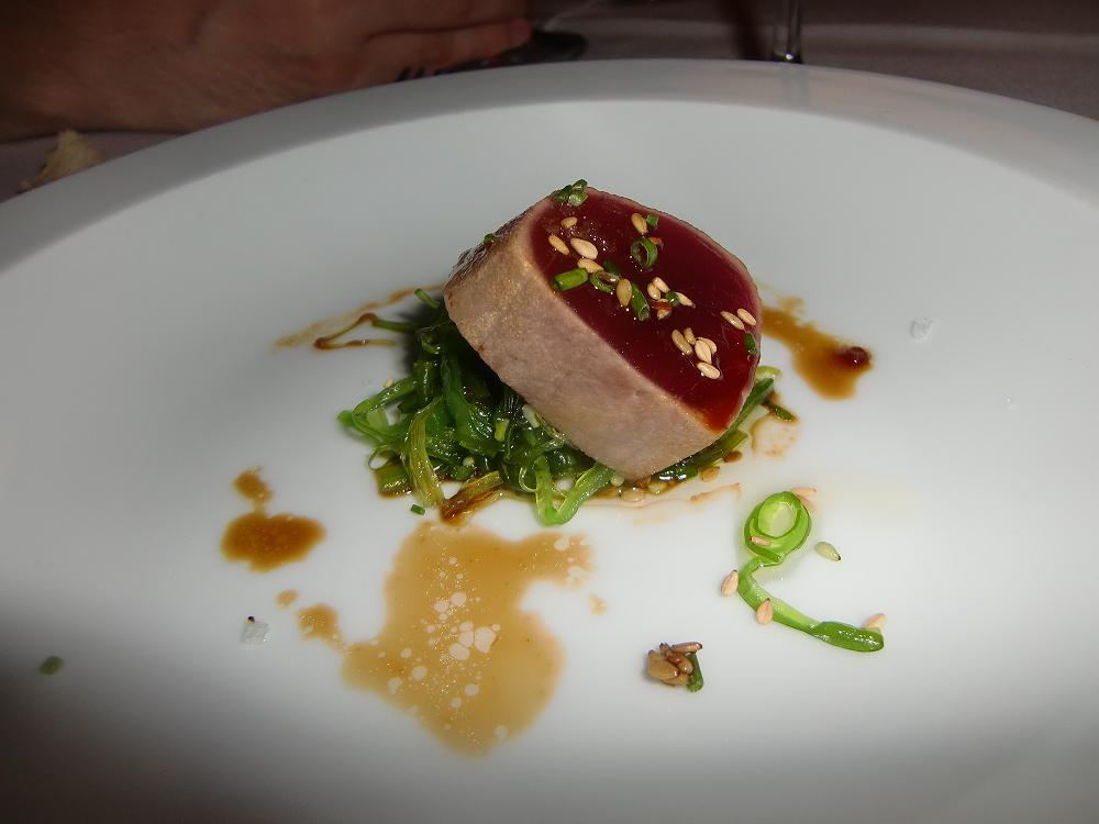 Tataki de atún con algas