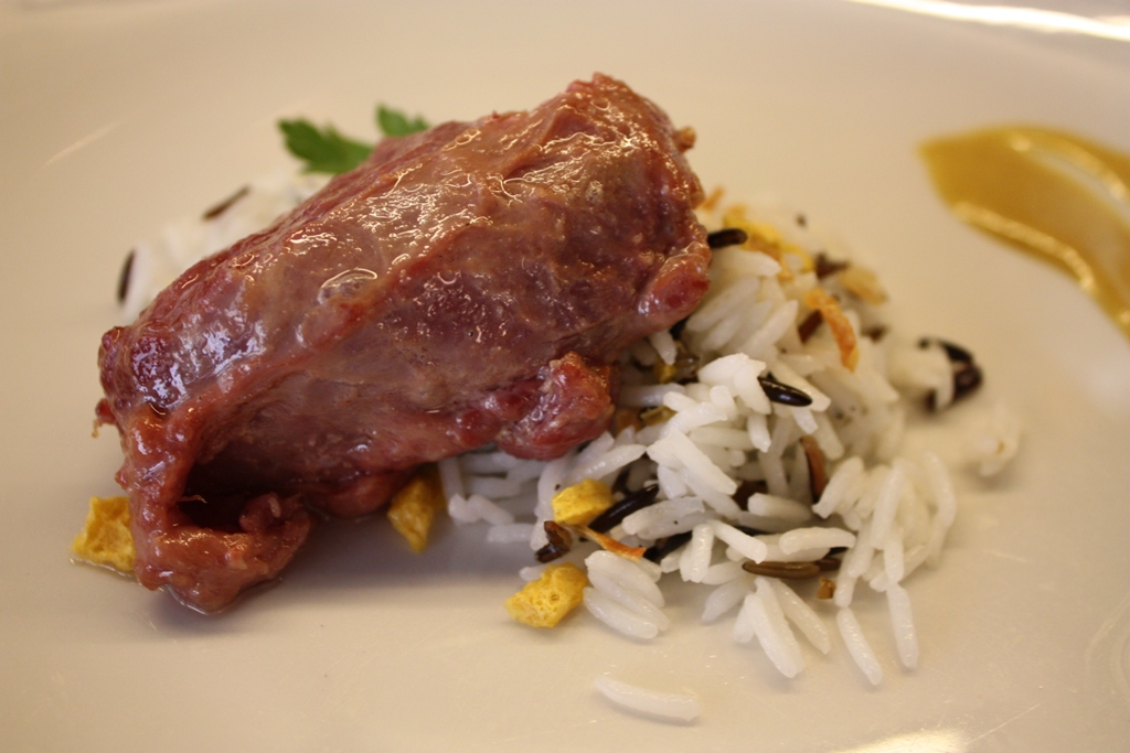 Restaurante El Reloj de Cuco Carrillera confitada con grasa de pato a baja temperatura. Un plato que acompañamos con arroz basmati y una salsa de coco y curry con crujiente de mango.